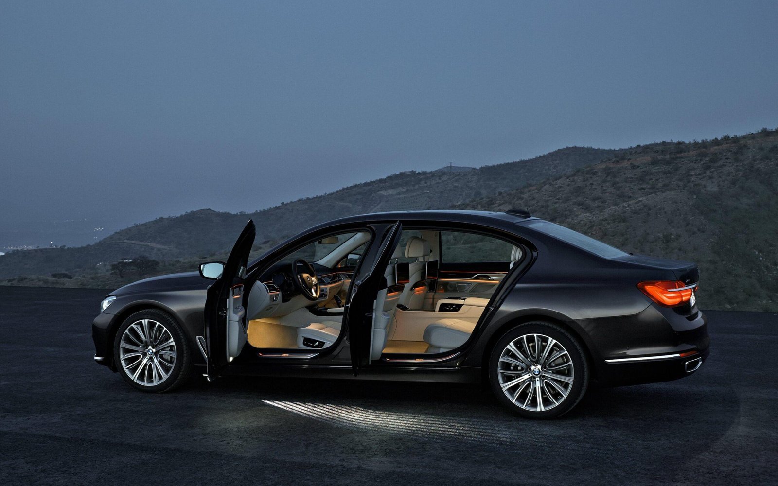 BMW-Serie7-doors-open