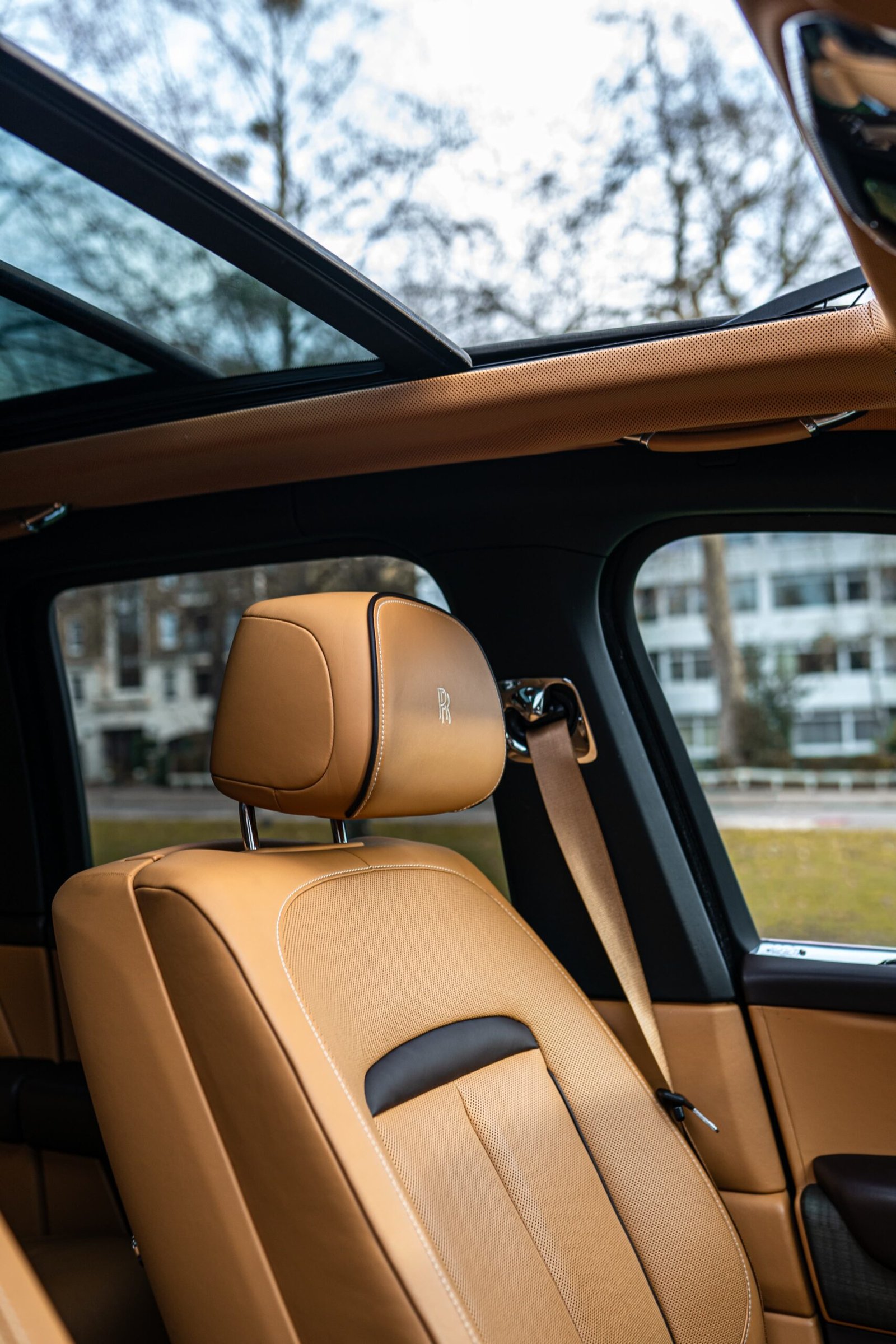 Rolls-Royce-Cullinan-Driver-inside